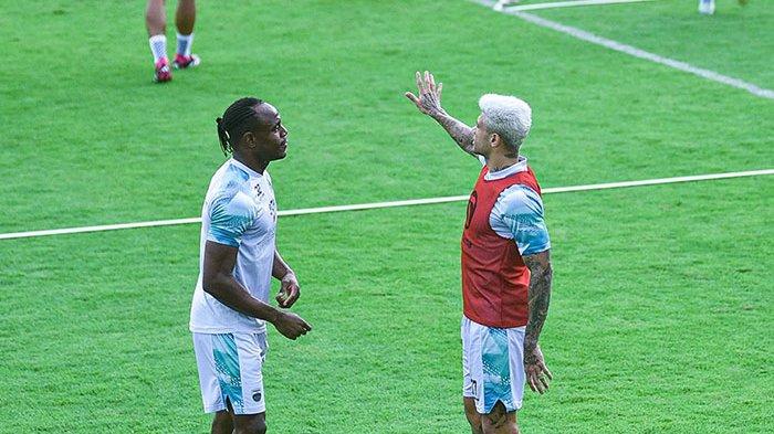Penyerang Persib Bandung, Ciro Alves (kanan) tampak berdiskusi dengan bek Victor Igbonefo dalam sesi latihan bersama Luis Milla belum lama ini. Prediksi Susunan Pemain Persib vs Dewa United: Sokong David da Silva, Luis Milla Pasang Trio Ini
