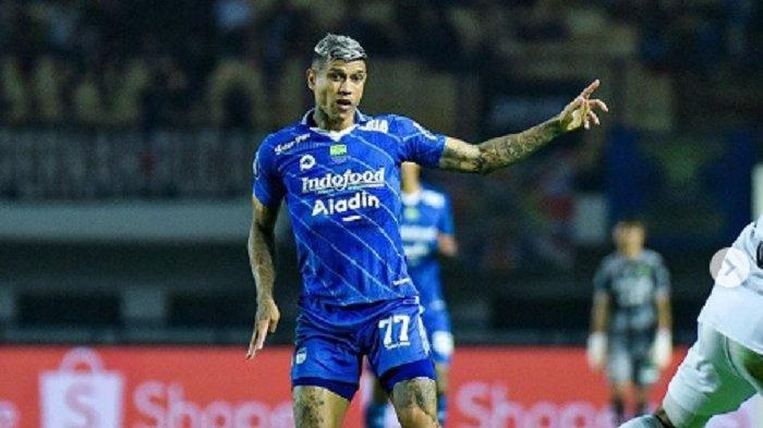 Penyerang sayap Ciro Alves beraksi di laga Persib Bandung vs Persik Kediri di pekan 22 Liga 1 2023/2024 di Stadion GBLA, Bandung, Minggu, 10 Desember 2023. Persib Bandung kalah 0-2 dari Persik Kediri dan kini menempati urutan ketiga klasemen Liga 1 2023/2024.