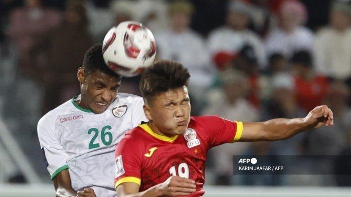 Penyerang Oman Abdulrahman al-Mushaifri berebut sundulan dengan gelandang Kirgistan #19 Beknaz Almazbekov pada pertandingan sepak bola Grup F Piala Asia AFC Qatar 2023 antara Kyrgyzstan dan Oman di Stadion Abdullah bin Khalifa di Doha pada 25 Januari 2024. KARIM JAAFAR/AFP
