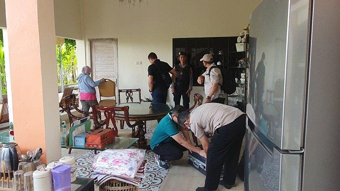 Penyidik Komisi Pemberantasan Korupsi (KPK) RI melakukan penggeledahan rumah mantan Dirjen Pembinaan Penempatan Tenaga Kerja dan Transmigrasi Kementerian Tenaga Kerja (Kemnaker) Reyna Usman di Jalan Tunon, Buduk Mengwi, Badung pada Kamis 7 September 2023.