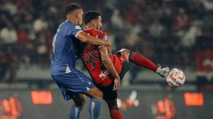 Persib Bandung sukses mempertahankan tren tak terkalahkan usai menahan imbang Bali United 1-1 di Stadion Kapten I Wayan Dipta, Gianyar, Bali, Selasa 7 Januari 2025 malam.