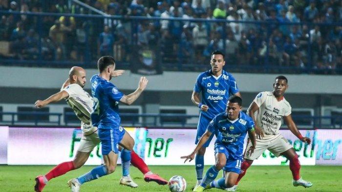 Pertarungan lini tengah dalam pertandingan Persib vs Bali United, Kamis (3/8/2023)