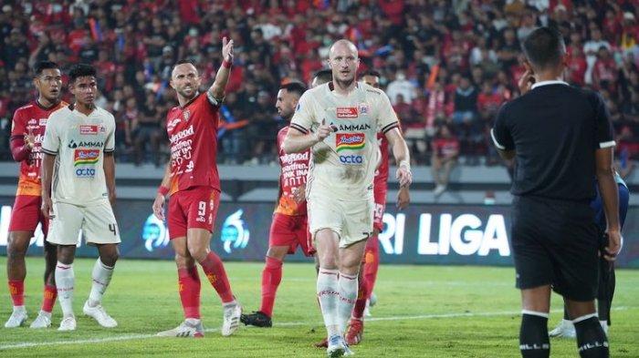 Aksi penyerang asing Persija Jakarta, Michael Krmencik, kala berhadapan dengan Bali United pada laga pekan pertama Liga 1 2022-2023 di Stadion Kapten I Wayan Dipta, Gianyar, Sabtu 23 Juli 2022.