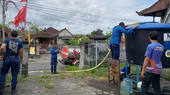 Personel BPBD Jembrana saat mendistribusikan air bersih di wilayah Kelurahan Pendem, Kecamatan Jembrana, Rabu 23 Agustus 2023 kemarin.