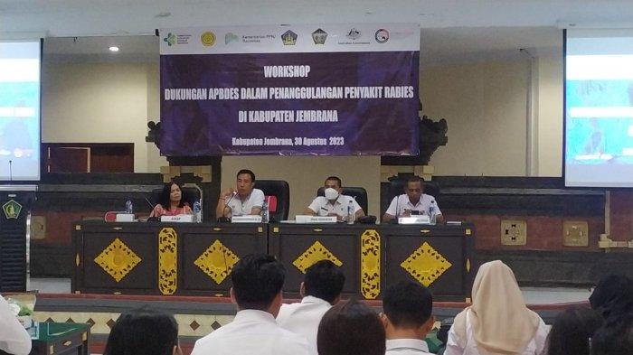 PENANGANAN RABIES - Perwakilan seluruh desa dan kelurahan mengikuti workshop dukungan APBDes dalam penanggulangan rabies di Jembrana, Rabu (30/8).