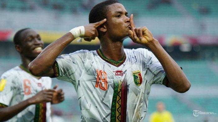 Pesepak bola Mali, Mahamoud Barry (tengah) selebrasi setelah mencetak gol kedua timnya dalam pertandingan lanjutan penyisihan grup B Piala Dunia U17 2023 antara Kanada vs Mali di Stadion Gelora Bung Tomo, Surabaya, Kamis (16/11/2023). Mali berhasil melumat Kanada dengan skor 5-1.