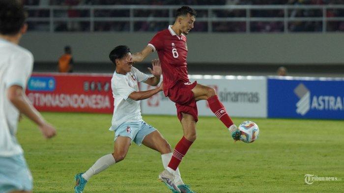 Pesepak bola Timnas Indonesia, Ivar Jenner mengontrol bola saat melawan China Taipei dalam ajang kualifikasi Piala Asia U23 2024 grup K di Stadion Manahan, Solo, Sabtu (9/9/2023) malam. Timnas Indonesia menang telak dengan skor 9-0. Tribun Solo/Muhammad Nursina