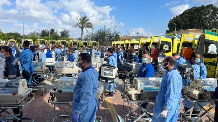 Petugas medis Mesir bersiap dengan inkubator untuk menerima bayi prematur Palestina yang dievakuasi dari Gaza di perbatasan Rafah sisi Mesir dengan Jalur Gaza, pada 20 November 2023, di tengah pertempuran yang sedang berlangsung antara Israel dan kelompok militan Hamas. -- Sekitar 200 pasien dievakuasi dari Rumah Sakit Indonesia.