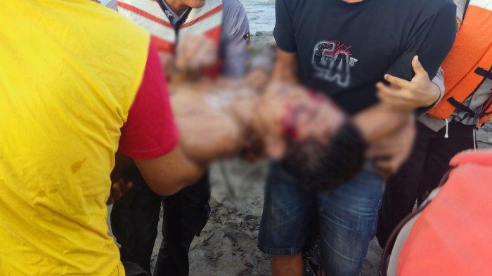 Petugas mengevakuasi I Made Marik korban terseret ombak di Pantai Saba, Kecamatan Blahbatuh, Gianyar, Bali, Senin 6 Mei 2024.