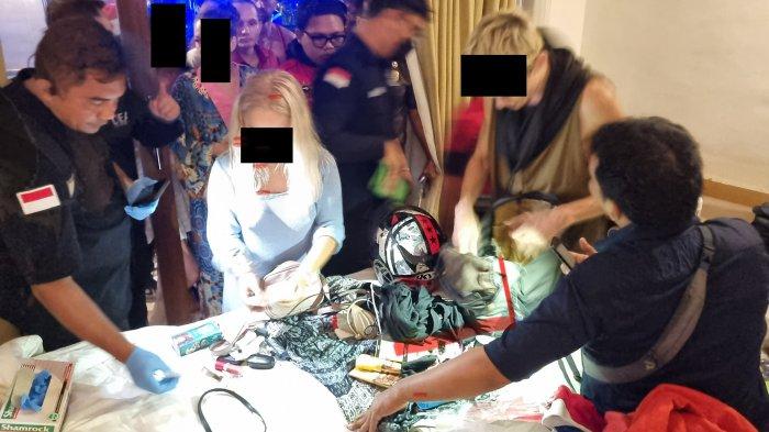 Petugas operasi gabungan melakukan penggeledahan di villa dan THM di kawasan Canggu - Geledah Villa dan THM, Petugas BNNP Bali Dapati WNA Pesta Asusila & Belasan Orang Positif Narkotika