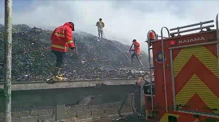 Petugas pemadam kebakaran masih berupaya padamkan kebakaran di TPA Sente, Kamis (25/1/2024).