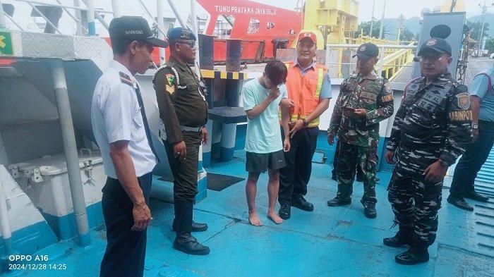 Petugas saat berhasil mengevakuasi pria 17 tahun yang nekat menceburkan diri di Selat Bali dan sandar di dermaga MB III Pelabuhan Gilimanuk, Jembrana, Sabtu 28 Desember 2024.
