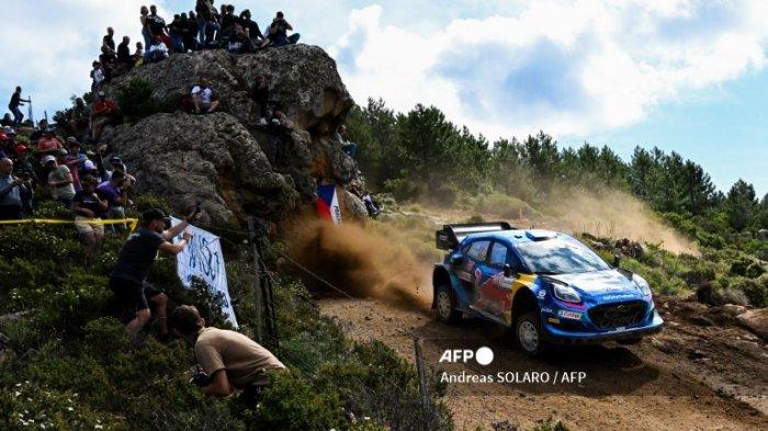 Pierre-Louis Loubet dari Prancis dan co-driver Nicolas Gilsoul dari Belgia mengemudikan Ford mereka Puma Rally1 Hybrid dekat Olbia pada tanggal 2 Juni 2023 sebagai bagian dari bagian SS2 Rally of Sardegna 2023, putaran ke-6 Kejuaraan Reli Dunia FIA.