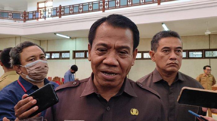 Penjabat (Pj) Bupati Buleleng, Ketut Lihadnyana mengatakan, terlambatnya perbaikan lantaran masih ada beberapa hal yang harus disiapkan, di antaranya soal anggaran. Kata dia, awalnya perbaikan direncanakan pada Juli 2023.