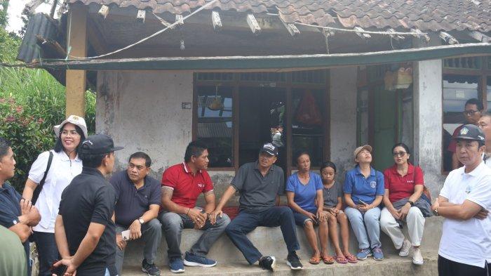 Program Pemprov Bali Hadir telah menyasar warga kurang mampu di Banjar Adat Dukuh Bukit Ngandang, Desa Penaban, Kecamatan Karangasem, Kamis 4 April 2024, Pj Gubernur Ngrombo Entaskan Kemiskinan Ekstrem di Bali, Beri Bantuan Uang Hingga Bedah Rumah Warga Tak Mampu - Kemiskinan Ekstrem di Bali, Pemerintah Beri Bantuan Uang, Rumah Ginawan Beratap Asbes Penuh Lubang
