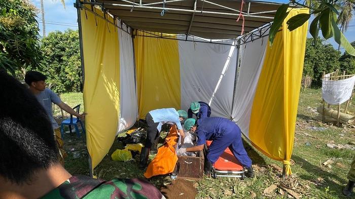 Exshumasi - Polisi dan tim forensik saat melakukan ekshumasi di makam Ketut Parmi. Bos cengkeh itu diketahui menjadi korban pencurian dengan kekerasan.