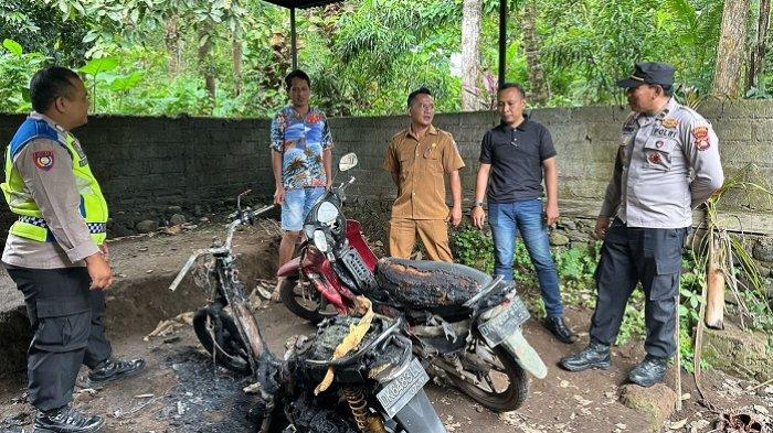 KEBAKARAN - Polisi ketika melakukan olah TKP di lokasi kebakaran tiga sepeda motor. Dari hasil olah TKP, polisi tidak menemukan petunjuk kebakaran yang disengaja.