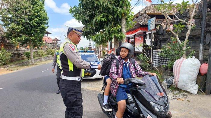 Polisi ketika melakukan tilang pada pengendara dibawah umur