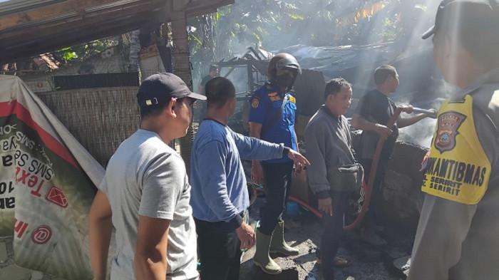 Polisi saat melakukan olah TKP pasca kebakaran 966