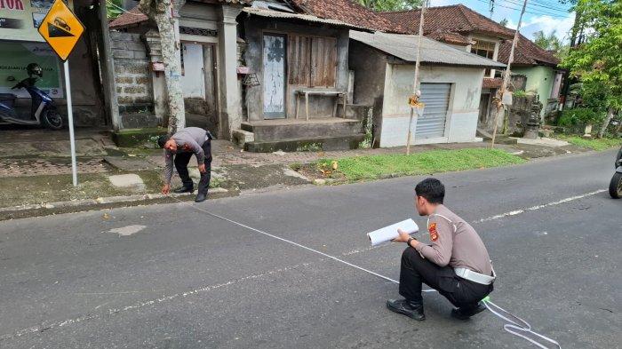 Polisi saat melakukan olah TKP pasca kecelakaan di Bangli.