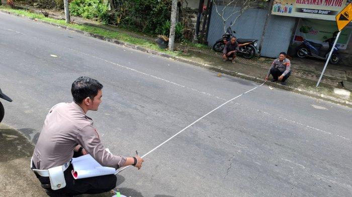 Polisi saat melakukan olah TKP pasca kecelakaan di Bangli.