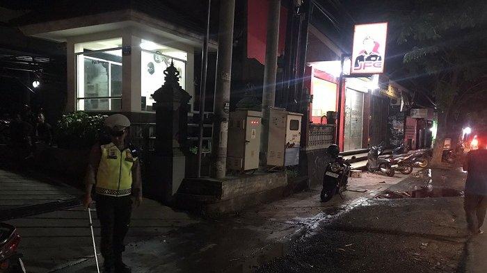 Polisi saat melakukan olah TKP pasca kecelakaan yang menewaskan seorang pengendara di depan warung bakso Umar, Kelurahan Penarukan, Kecamatan Buleleng, Bali