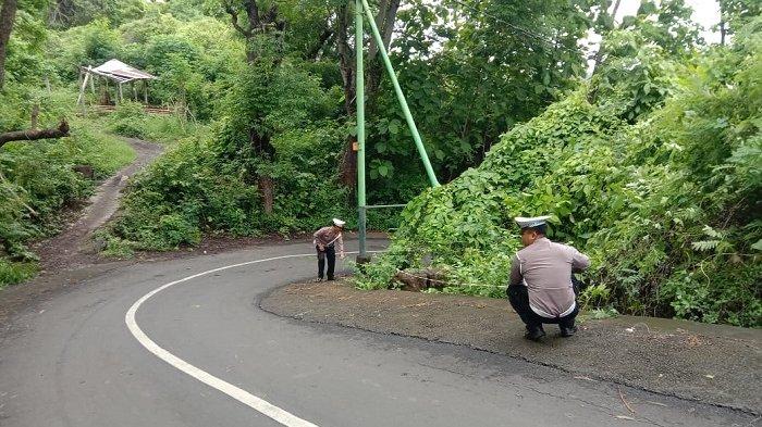 Polisi saat melakukan olah TKP pasca peristiwa kecelakaan tunggal yang terjadi di wilayah Desa Kaliasem, Kecamatan Banjar, Buleleng, Bali. Nyawa sang Ibu tak selamat.