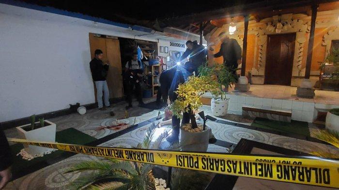 Aparat kepolisian Polres Bangli, Bali menggelar olah TKP di rumah kasus pembunuhan di Banjar Bunutin, Bangli, Rabu 25 Desember 2024 malam. - BREAKING NEWS: Suami Habisi Istri Lalu Akhiri Hidup Di Bangli, Anak Tahu Dari Rekaman CCTV