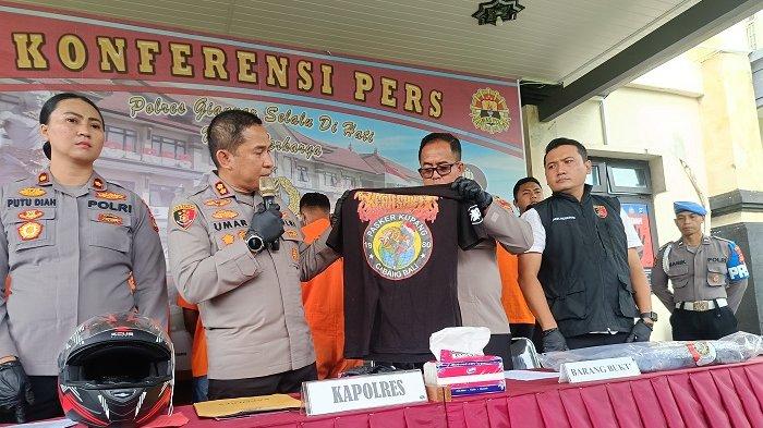 UNGKAP KASUS - Polres Gianyar, Bali menggelar pengungkapan kasus pengeroyokan, Jumat 9 Mei 2025.