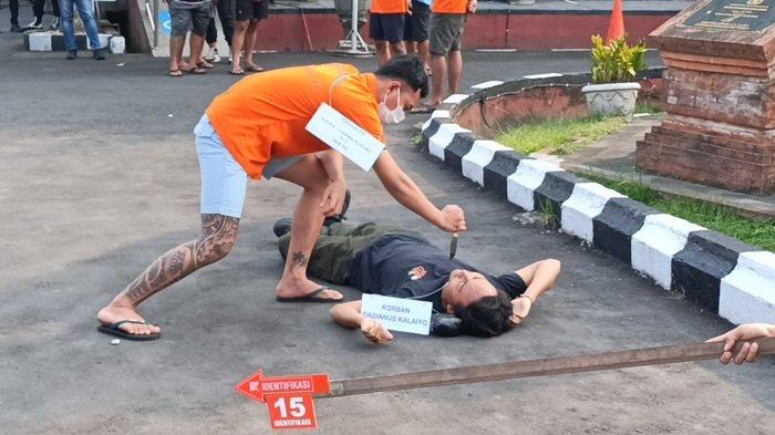 Polres Gianyar menggelar rekonstruksi tewasnya Dedianus Kaliyo, di Halaman Polres Gianyar, Jumat 22 November 2024 sore.