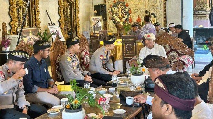 Kepolisian dari Polres Karangasem, bertemu dengan Prajuru Majelis Desa Adat (MDA) Provinsi Bali di Puri Den Bencingah, Klungkung, Minggu (18/5/2025). Polres Karangasem Bertemu MDA Bali, Aparat Periksa Kembali Kronologis Kejadian Penganiayaan Pecalang