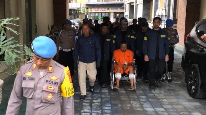 KURSI RODA - Pelaku penusukan Kadek Parwata di Jalan Nangka Utara Denpasar Bali, digiring menggunakan kursi roda dalam jumpa pers yang digelar Polresta Denpasar pada Senin sore, 17 Februari 2025.