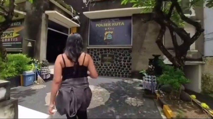 Potongan video viral WNA di Bali mengaku dimintai uang Rp 200 ribu oleh Polsek Kuta - Viral Turis Asing Lapor ke Polsek Kuta Diminta Rp 200 Ribu, Propam Polda Bali Dalami 2 Personel SPKT