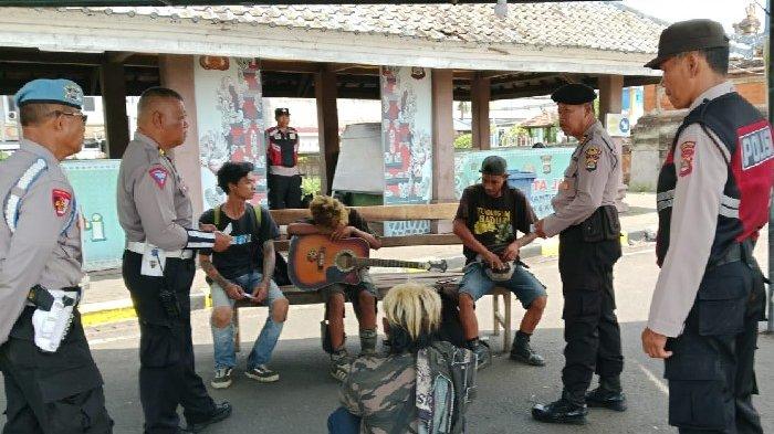 EMPAT - Jajaran Polsek Kawasan Pelabuhan Gilimanuk saat memberikan arahan dan pembinaan kepada empat orang anak jalanan tanpa identitas di Pos 2 Pelabuhan Gilimanuk, Jembrana, Selasa 6 Mei 2025.