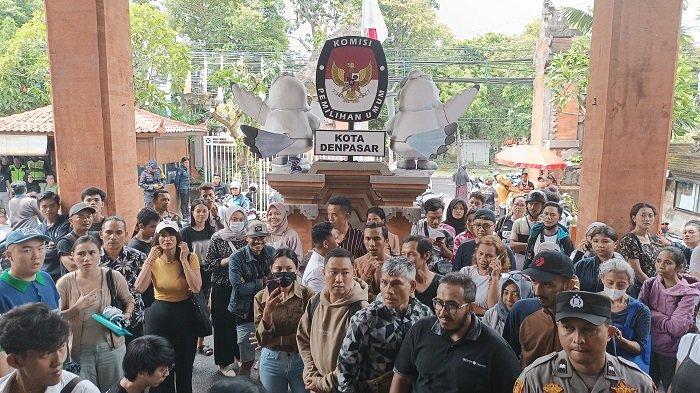 Potret masa saat menggeruduk Kantor KPU Denpasar karena tak bisa menyalurkan hak memilih di Pemilu 2024
