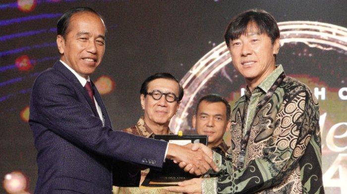 Presiden Jokowi Meluncurkan Golden Visa, Simbolis Penyerahan Diberikan Kepada Pelatih Timnas STY