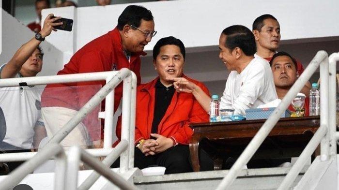 Akrab Nonton - Presiden Jokowi saat nonton laga Timnas Indonesia melawan Argentina, Senin (19/6) malam di GBK Jakarta ditemani Menhan Prabowo Subianto dan Ketum PSSI Erick Thohir.