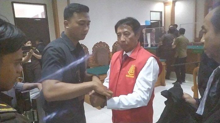 Tersangka kasus dugaan korupsi dana SPI Univeristas Udayana, Prof. I Nyoman Gde Antara saat ditemui sebelum menjalani sidang di Pengadilan Tipikor Denpasar pada Kamis 19 Oktober 2023