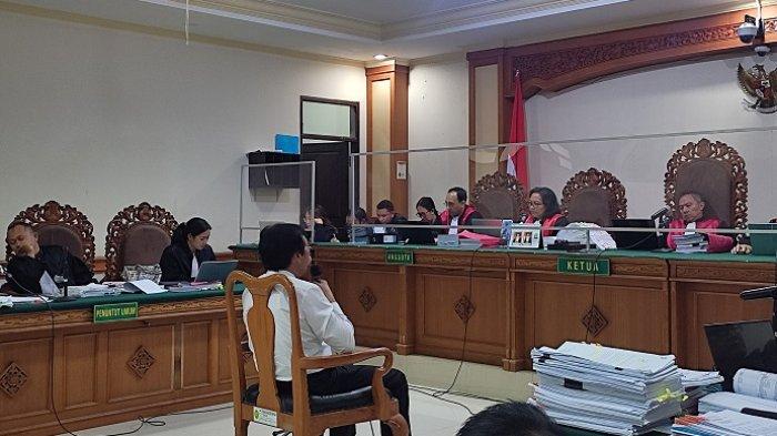 Prof Antara saat diperiksa sebagai terdakwa kasus dugaan korupsi SPI Unud di Pengadilan Tipikor Denpasar, beberapa waktu lalu.