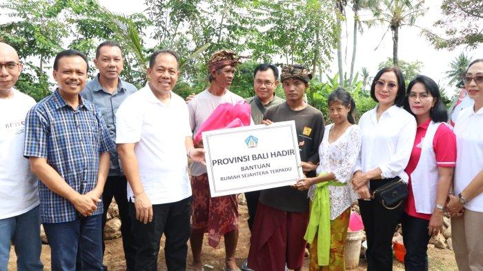 Program Pemprov Bali Hadir telah menyasar warga kurang mampu di Banjar Adat Dukuh Bukit Ngandang, Desa Penaban, Kecamatan Karangasem, Kamis 4 April 2024, Pj Gubernur Ngrombo Entaskan Kemiskinan Ekstrem di Bali, Beri Bantuan Uang Hingga Bedah Rumah Warga Tak Mampu - Kemiskinan Ekstrem di Bali, Pemerintah Beri Bantuan Uang, Rumah Ginawan Beratap Asbes Penuh Lubang
