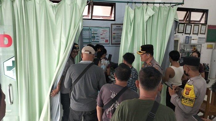 EVAKUASI - Proses evakuasi korban dari Puskesmas Gilimanuk menuju rumah duka di Lingkungan Penginuman, Kelurahan Gilimanuk, Jembrana, Kamis 27 Maret 2025.