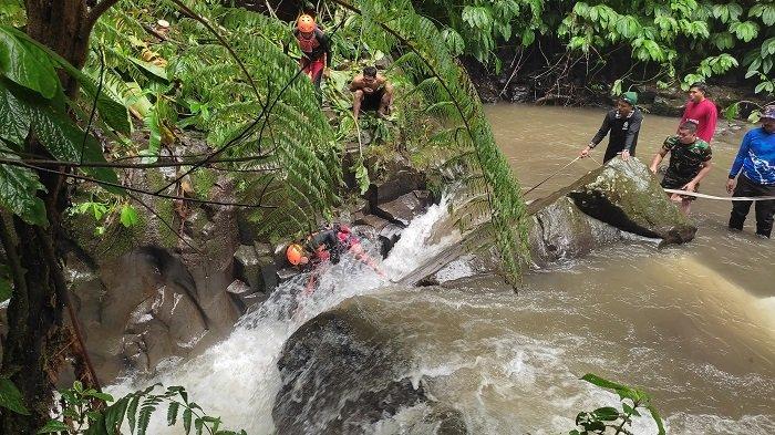 EVAKUASI - Proses evakuasi korban yang terseret arus di air terjun Nungnung, Petang, Badung, Bali, Putra Yana oleh tim SAR gabungan, Jumat 23 Mei 2025. Korban ditemukan meninggal dunia.