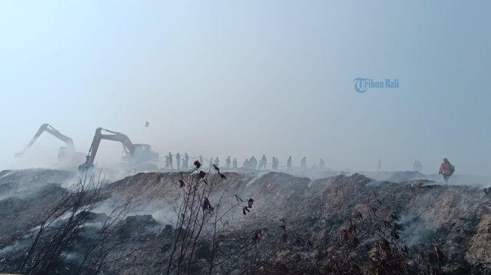 Proses pemadaman api di TPA Suwung dan beberapa pemulung yang mulai beraktivitas - Asap di TPA Suwung Denpasar Masih Mengepul, Para Pemulung Mulai Mengais Rezeki