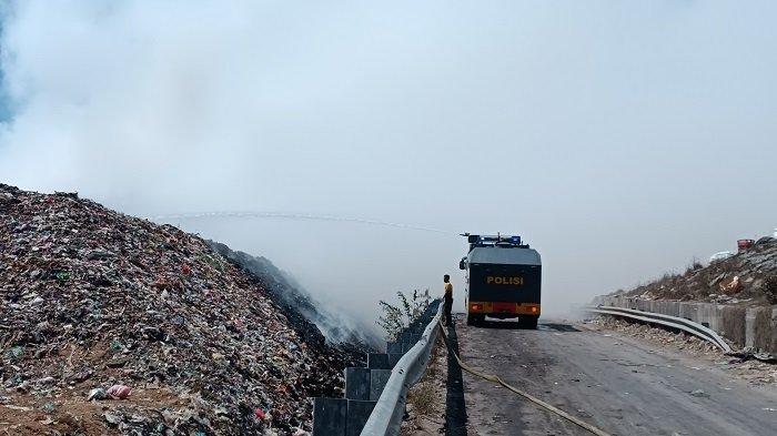 Proses pemadaman api di TPA Suwung, Sabtu, 14 Oktober 2023 siang.