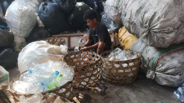 Proses pemilahan sampah botol plastik jenis PET di TPS3R Desa Adat Seminyak. Timbulan Sampah Capai 3.436 Ton Per Hari, Apakah Bali Bisa Bebas Sampah?