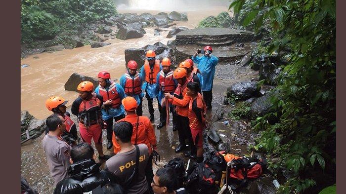 PENCARIAN - Proses pencarian Putra Yana korban terseret arus air terjun Nungnung, Badung, Bali, Kamis 22 Mei 2025.