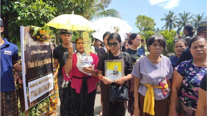 Prosesi penguburan jenazah tiga korban kebakaran di Setra Desa Adat Bontihing, Jumat (10/5)