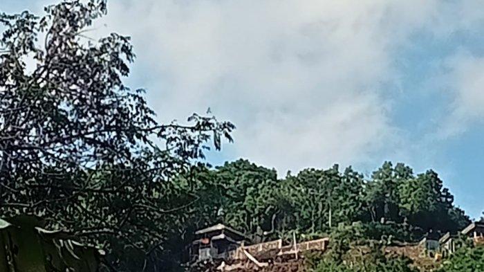 Pembangunan bumi perkemahan di Bukit Tengah Desa Pesinggaham dipertanyakan warga, karena khawatir melanggar kesucian pura. Proyek Bumi Perkemahan di Dekat Pura Goa Lawah Bali Dipertanyakan Warga