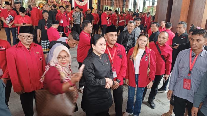 Puan Maharani berswafoto dengan kader PDIP usai membuka Bimtek di The Meru Sanur. Buka Bimtek PDIP di Bali, Terkait Kongres, Puan Maharani: Secepatnya