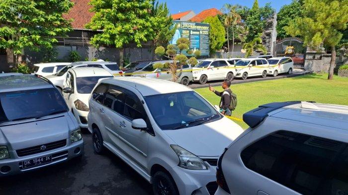 Puluhan mobil bodong dengan STNK palsu diamankan di halaman Polres Klungkung, Jumat (31/5/2024).